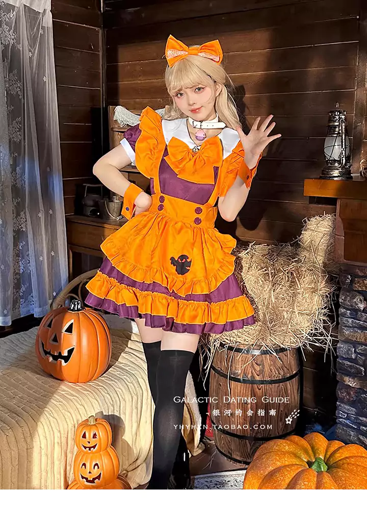 可愛いメイドさんのハロウィンコスプレ